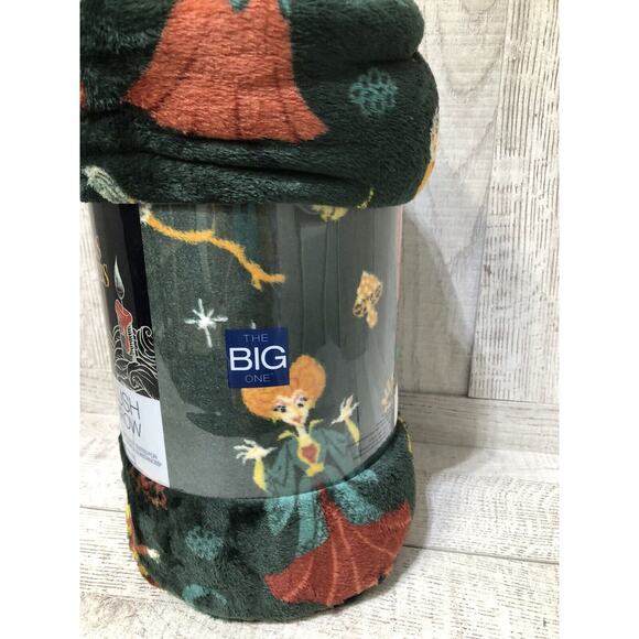 The Big One Hocus Pocus Halloween Oversized Super Soft Throw 5'x6' Plush Blanket - Picture 3 of 8